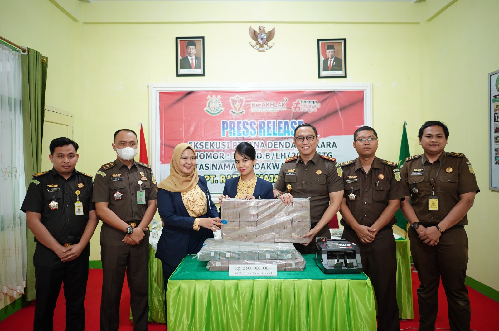 Kejaksaan Negeri Sintang Melaksanakan Eksekusi Pidana Denda sebesar Rp. 2,5 Miliar terhadap Terdakwa Korporasi PT. RAFI KAMAJAYA ABADI